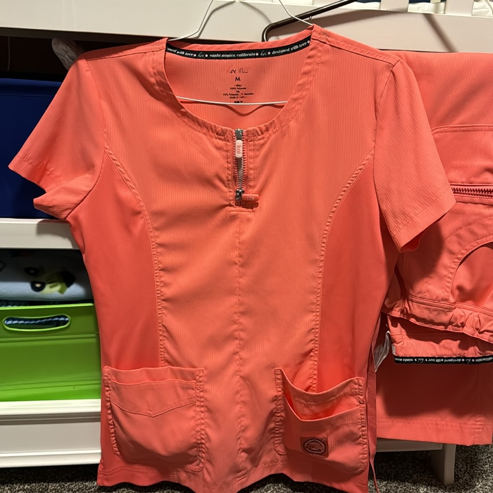 Koi lite Nursing scrub set. Top M slim fit and bottoms M petite. - Picture 2 of 6